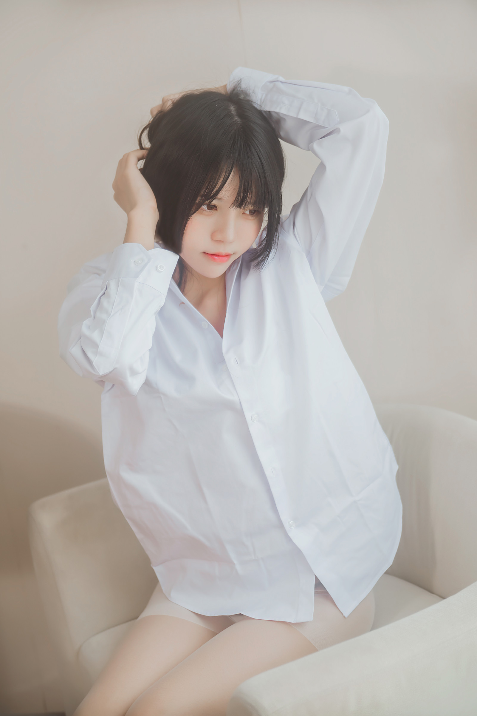 vlasy, kůže, svrchní oděvy, rameno, oko, pohodlí, krk, Lidské tělo, rukáv, šaty, flash photography, stehno, gesto, loket, řasa, pás, černé vlasy, koleno, módní design, hlubotiskové idol, dlouhé vlasy, dolní končetina, japonský idol, ofina, modelka, hime cut, hnědé vlasy, jednotný, formální oblečení, sedící, noha, Prádlo, kostým, pokoj, místnost, focení, maso, srst, portrétní fotografie, břicho, model