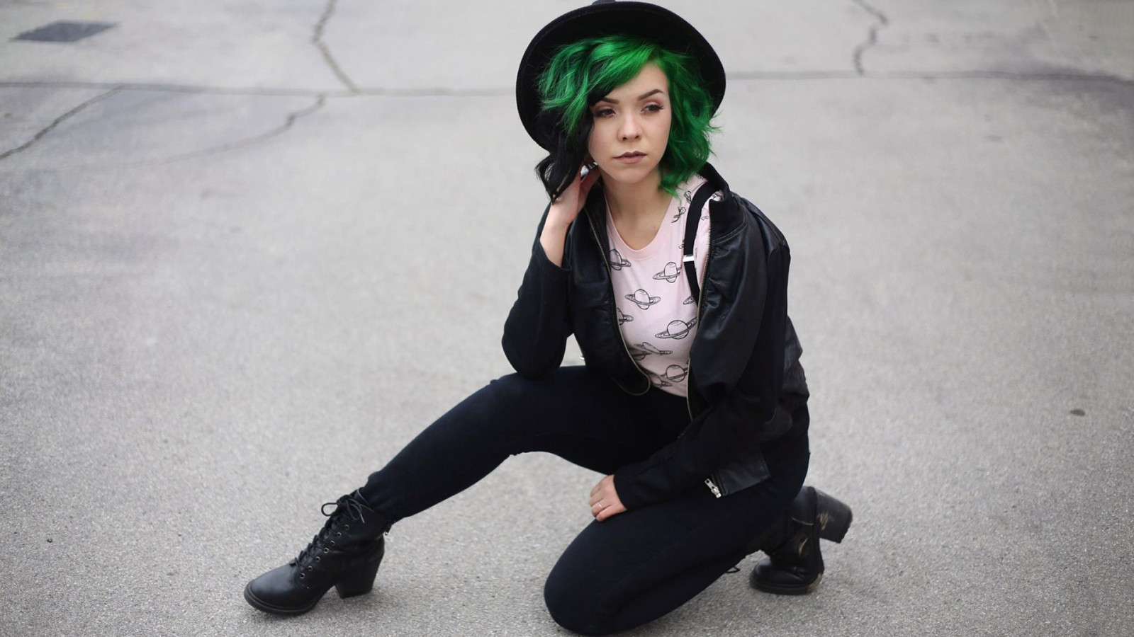 ดำ, ผู้หญิงนอกบ้าน, ผู้หญิง, โมเดล, Luna Cera, นั่ง, การถ่ายภาพ, แฟชั่น, ผมสีเขียว, เสื้อผ้า, เย็น, หญิงสาว, ความงาม, ผู้หญิง, ขา, รูปถ่าย, ชุดแต่งกาย, รองเท้า, ตำแหน่งของมนุษย์, การถ่ายภาพ