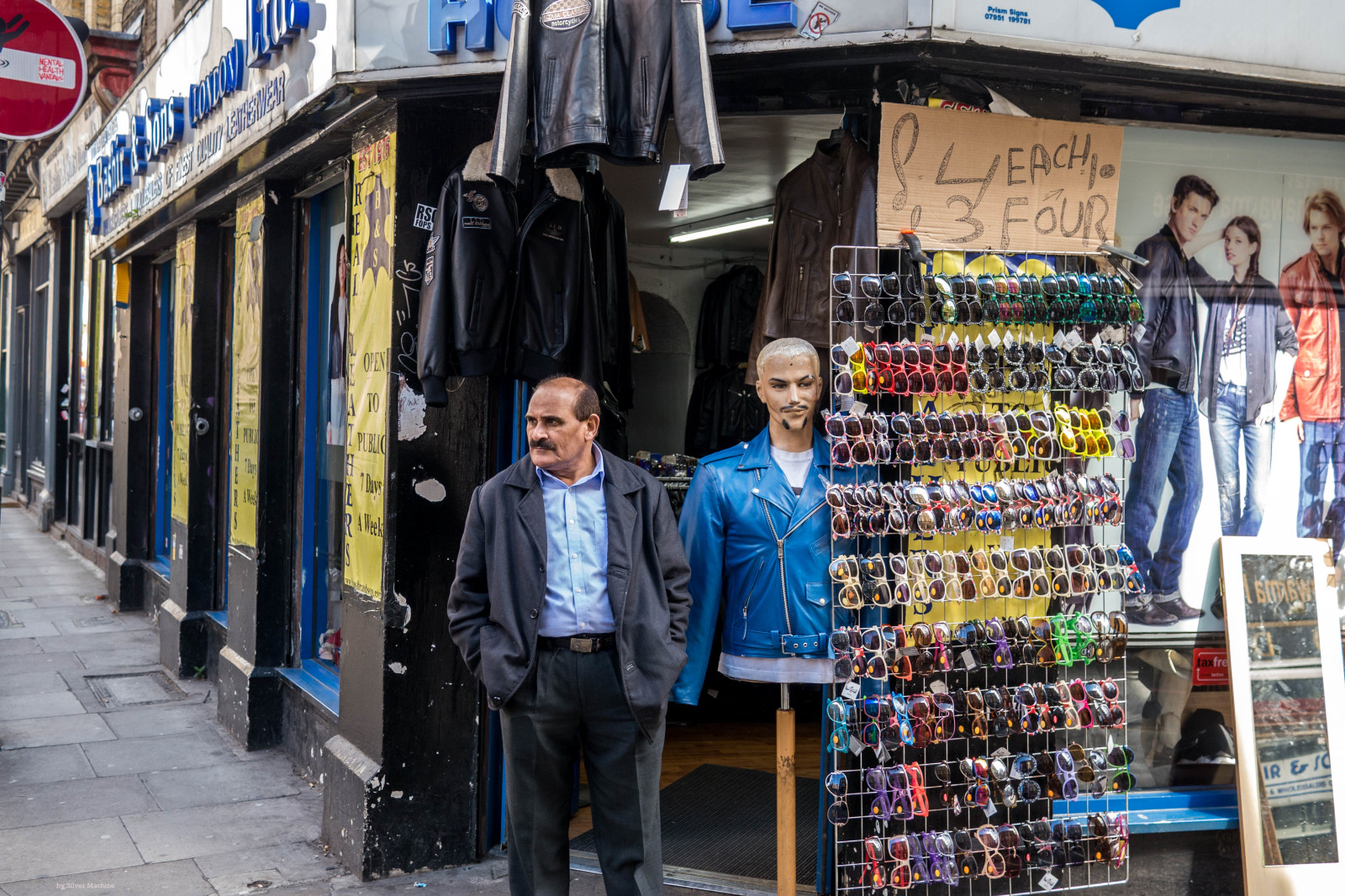 Londýn, město, ulice, sluneční brýle, vozidlo, stojící, nakupování, Mannequin, trh, prodejna, streetphotography, lumix, upřímný, streetportrait, tržiště, maloobchodní, bazar, lumixg, lumixg20mmf17, lumixg5, maketa, produkt, kožená bunda, veřejný prostor, vedoucí prodejny, BRICKLANE, fujiholicsphotowalklondonmay2016