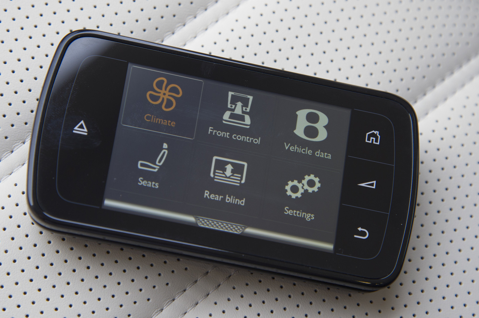 technika, 2015, Bentley, chytrý telefon, elektronika, netcarshow, netcar, obrázky vozidel, photo auto, létání Spur, ruka, multimédia, přístroj, produkt, komunikační zařízení, mobilní telefon, přenosné komunikační zařízení