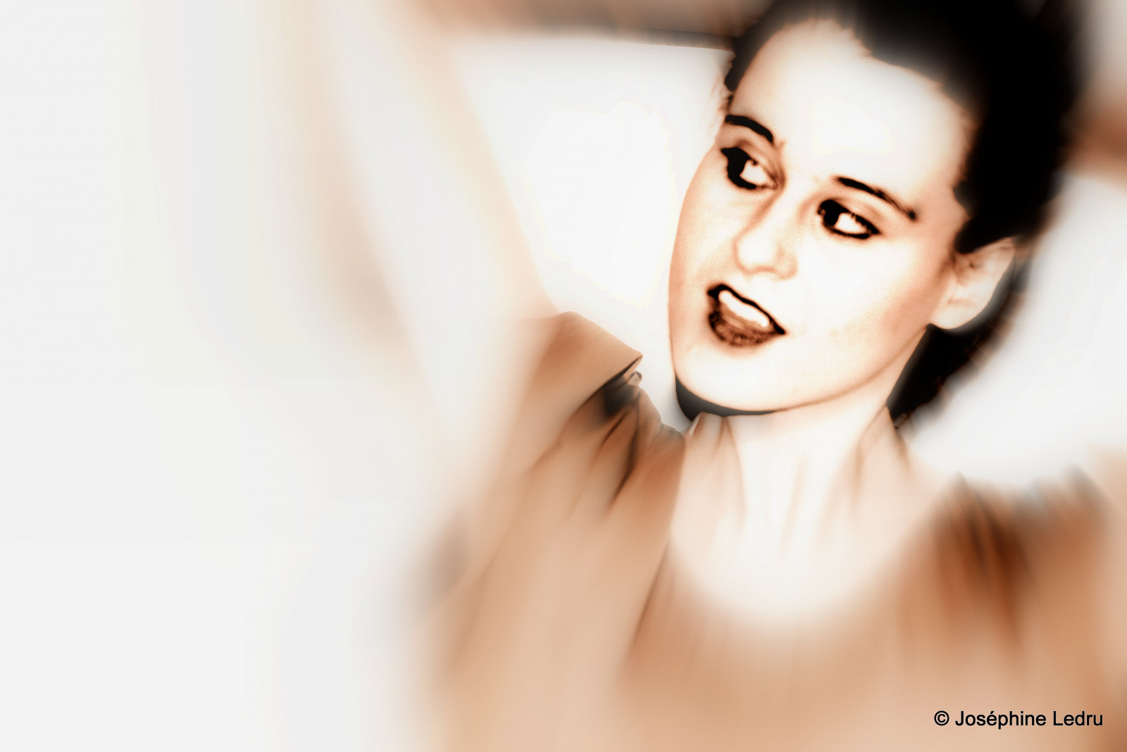 tvář, bílý, model, portrét, oči, profil, černé vlasy, móda, vlasy, instinkt, Paříž, kůže, Tvář, UMĚNÍ, světlo, dívka, krása, usměj se, rozmazat, pohled, blanc, ret, fille, krk, považovat, autoportrét, Flou, cheveux, tvář, Lumiere, brada, improvizace, karetní hra, focení, hnědé vlasy, obočí, zblízka, řasa, yeux, sourire, profil, autoportrait, mouvement, Mystere, jos Phine, improvizace