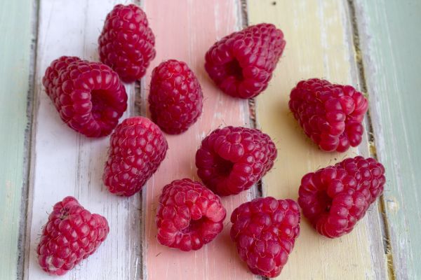 raspberry,berry,ripe,table