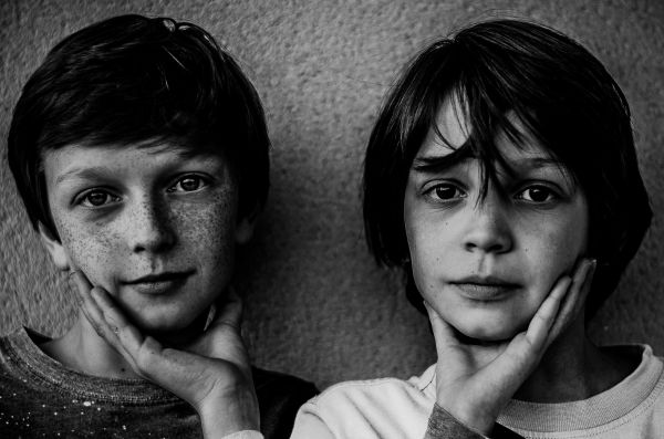 portrait,noir,noiretblanc,hands,brothers,contraste