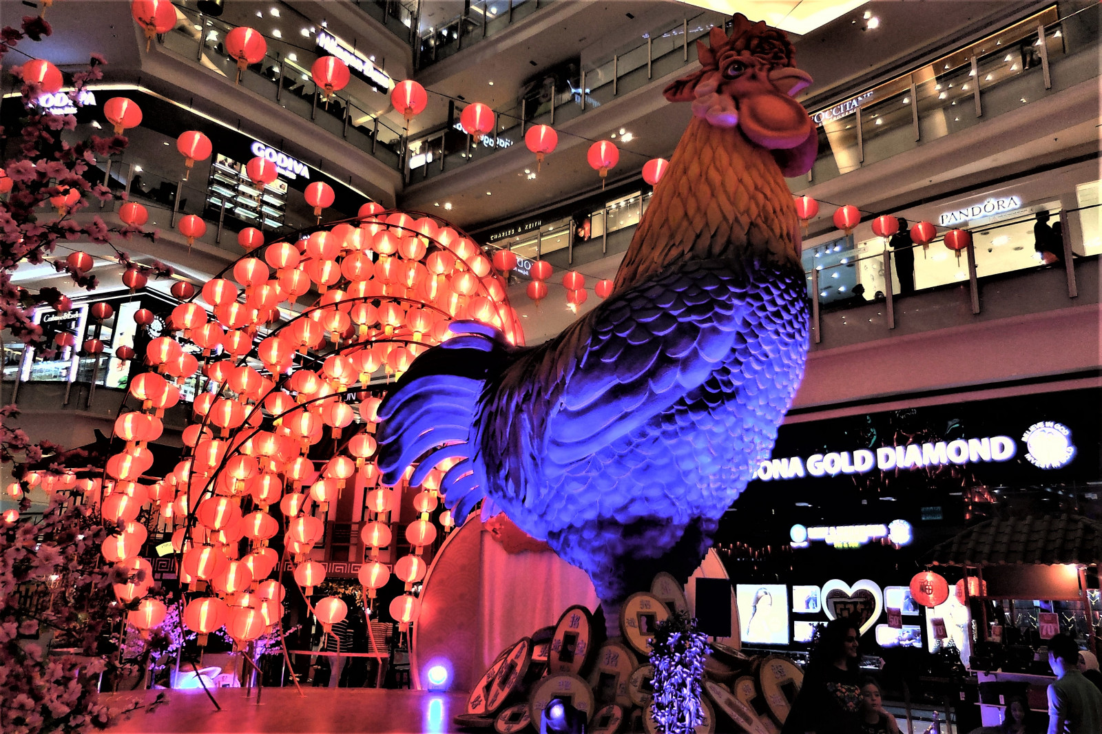 Asie, Jihovýchodní Asie, Malajsie, Kuala Lumpur, Nusentral, obchodní dům, atrium, čínský Nový rok, Chineselanterns, Ročně, kohout, kohoutek, Kuře, zvíře, světla, ozdoby, mince, peníze, Bohatství, uvnitř