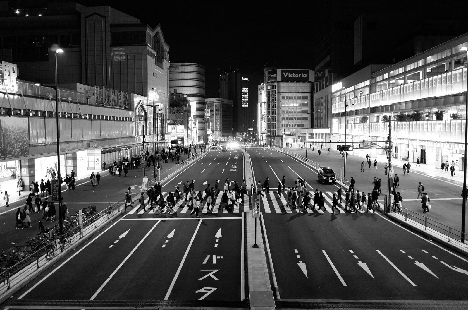 Japonsko, černobílý, město, ulice, panoráma města, noc, silnice, symetrie, provoz, minout, doprava, Leica, metropole, Tokio, infrastruktura, jp, pěší, centrum, osvětlení, T, leicat, summicront235, Summicron, t235, pruh, urban area, Černý a bílý, monochromatické fotografování, Metropolitní oblast, veřejná doprava, přechod pro chodce