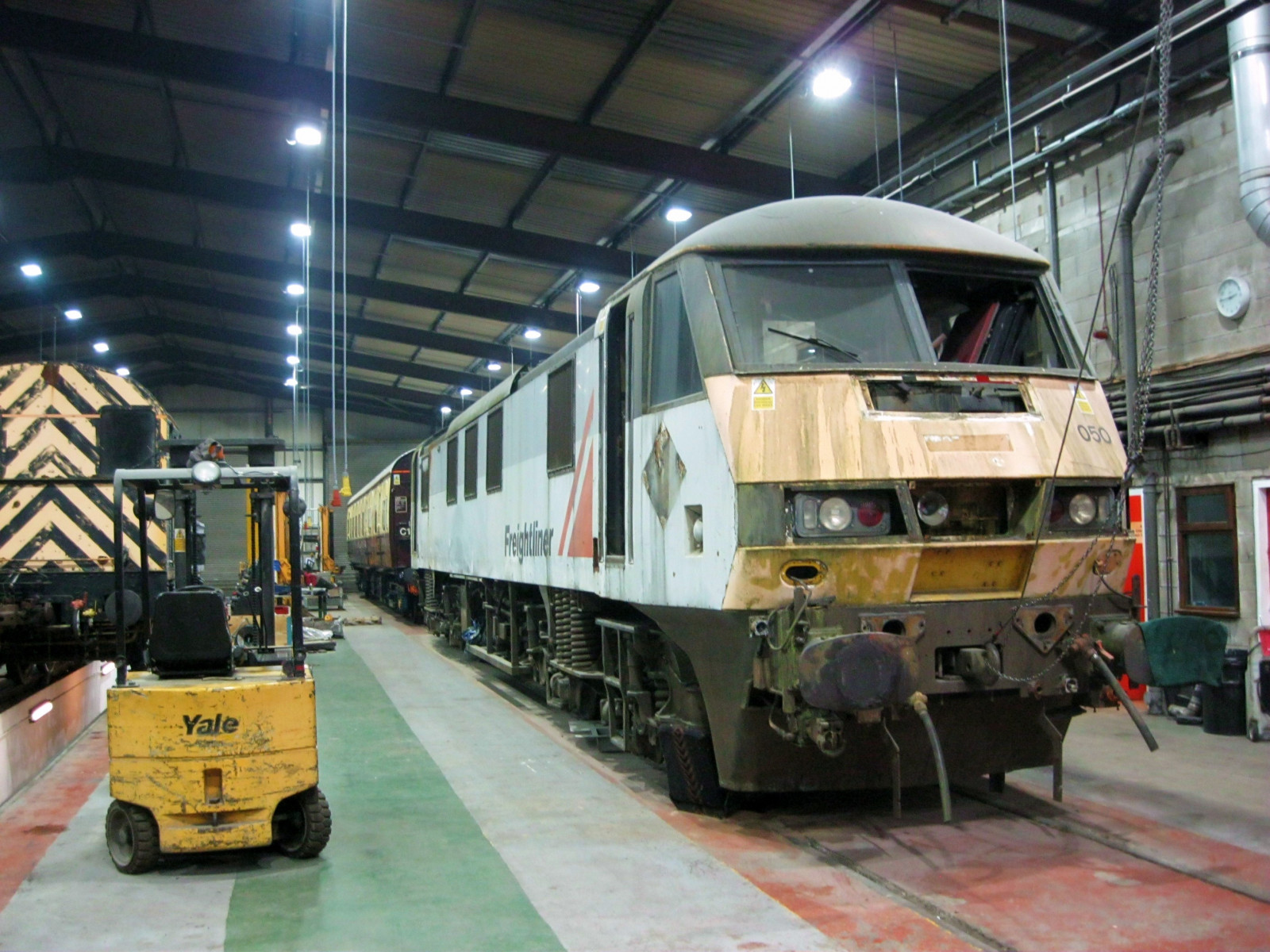 Abgestreift, Schrott, Skoda, zurückgezogen, Ersatzteile, Pantograph, Brel, Class90, Wcml, 25kv, 90050, flexicoil, crewelnwr, crewecarriage