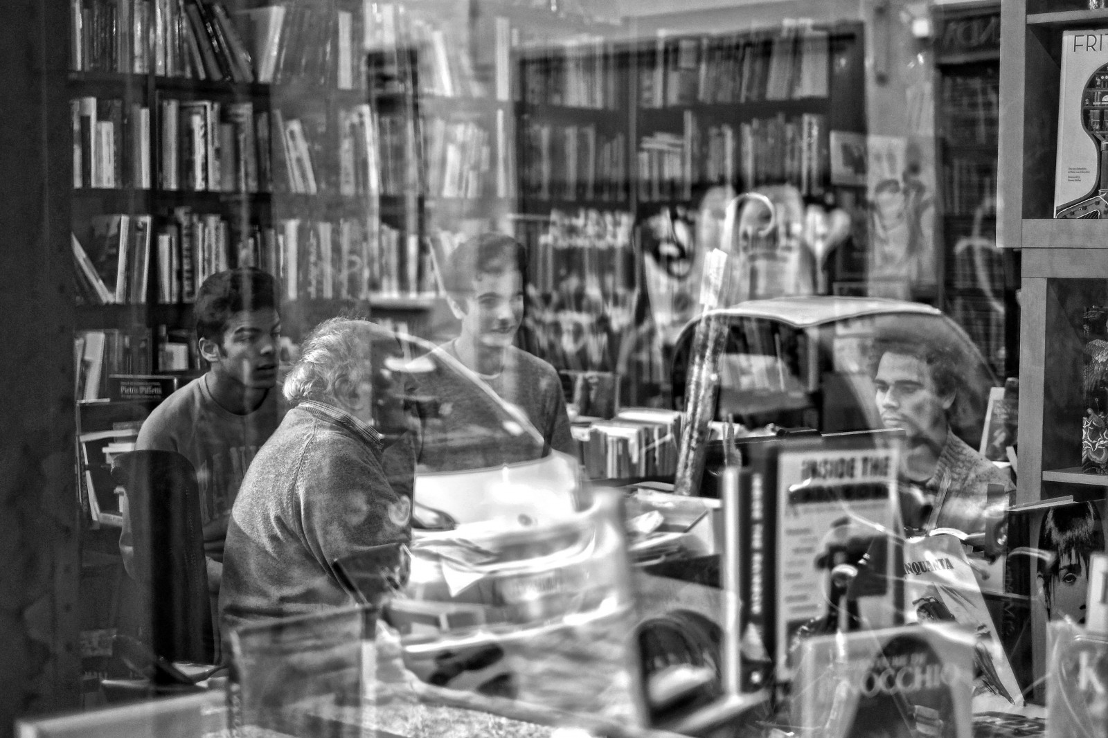 černobílý, okno, ulice, auto, vozidlo, silnice, fotografování, knihy, metropole, knihkupectví, Libreria, knihkupectví, Černý a bílý, monochromatické fotografování, knihkupectví, Librerias