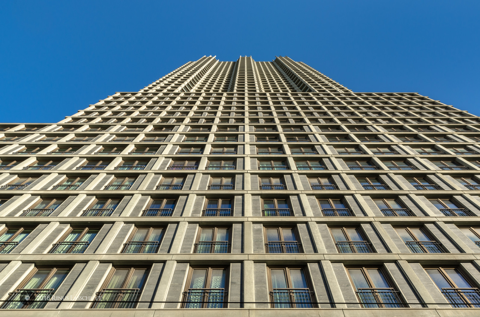 budova, mrakodrap, mezník, kondominium, Metropolitní oblast, panelový dům, během dne, nebe, metropole, komerční budovy, architektura, urban area, obytný prostor, ředitelství firmy, fasáda, věž, klasické architektury, brutalismus, hlavní sídlo, symetrie, město, denní osvětlení, byt, úhel, střecha