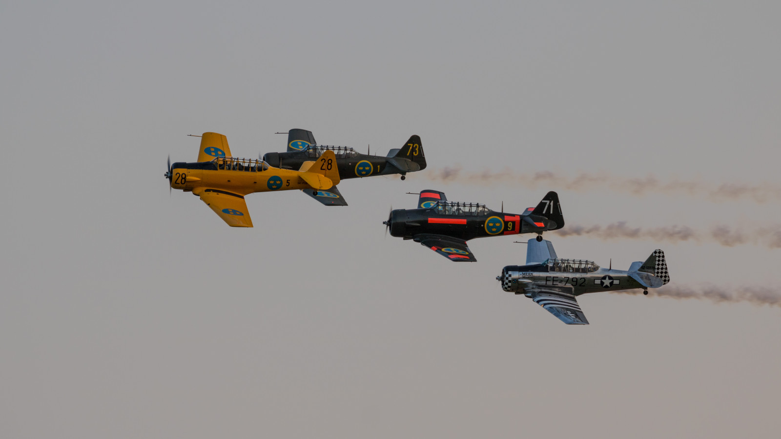 vozidlo, letoun, letadlo, plán, Dánsko, událost, letectvo, Soumrak, Roskilde, Let, skymning, Danmark, flygplan, letadlo, Airshow, letectví, exif modelu canoneos760d, geocountry, Kamera aby kánon, geocity, Model fotoaparátu canoneos760d, geostate, geolocation, exif aby kánon, EXIF otvor 63, exif isospeed 200, EXIF ef70300mmf456lisusm čočka, flyg, exif focallength 244mm, roskildeairshow, roskildeflygplats, flyguppvisning, Harvard, swedishairforcehistoricflight, křídlo, Atmosféra Země, stíhací letoun, Airshow, letecká akrobacie, všeobecné letectví, air racing