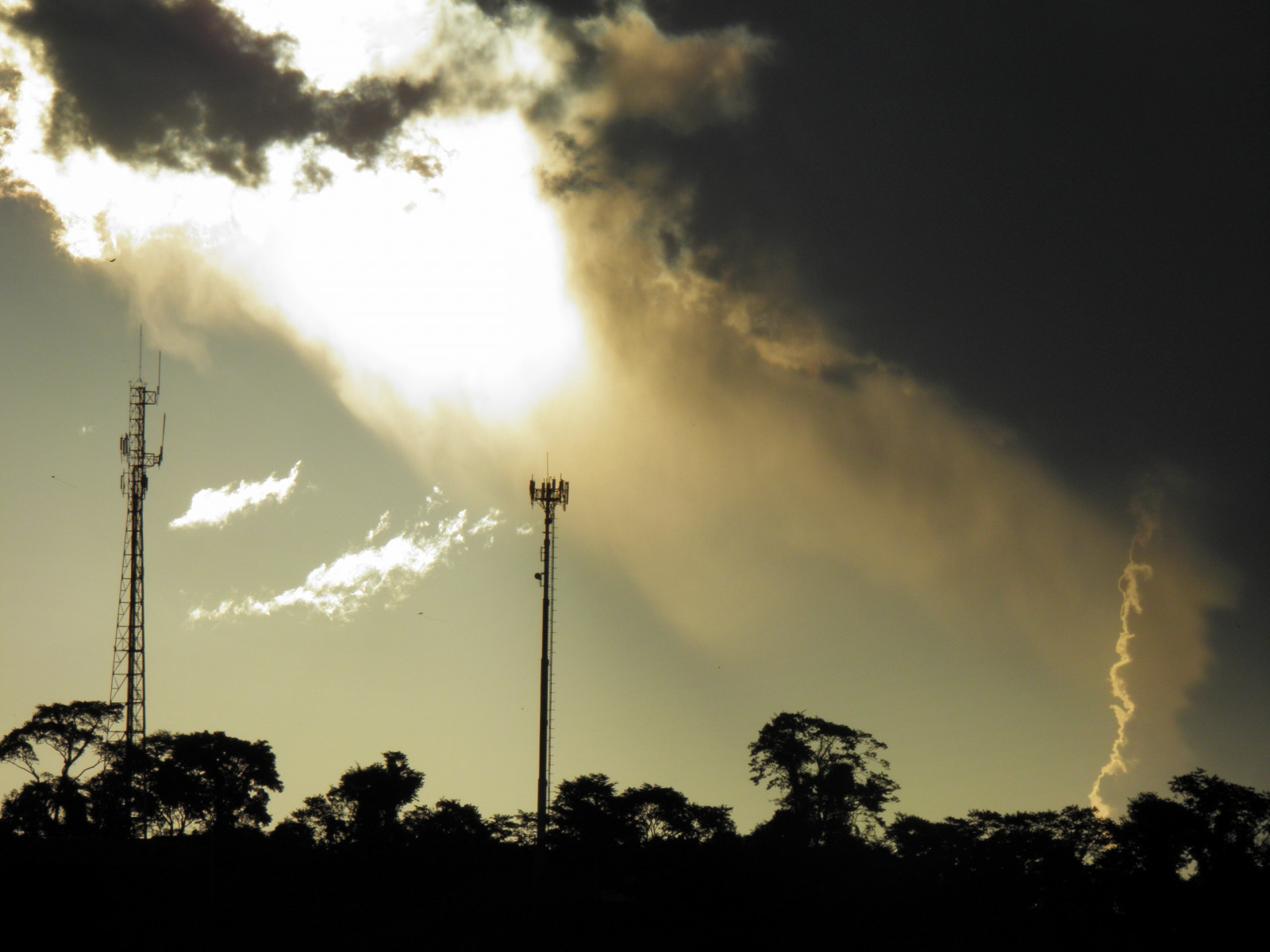 slunečnímu záření, krajina, noc, Příroda, nebe, kouř, večer, ráno, slunce, vítr, horizont, atmosféra, soumrak, hrom, slunce, Olympus, světlo, mrak, strom, flickr, mygearandme, tma, ringexcellence, panoramafotografico, během dne, energie, nuvens, Atmosféra Země, meteorologický jev, kupa, jev, silhuetas, být, bettolves