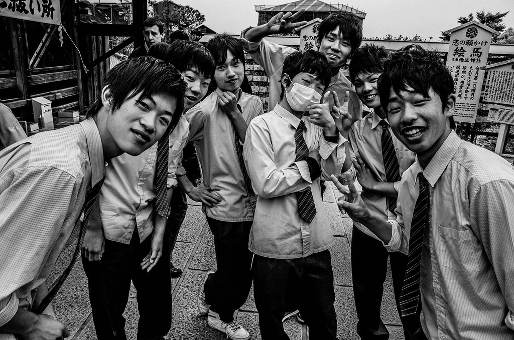 Japonsko, lidé, Černá, černobílý, portrét, ulice, silnice, fotografování, usmívající se, škola, vlasy, šťastný, Osoba, svatyně, Přátelé, Kyoto, infrastruktura, plocha, muž, fotografie, GR, dav, chlapci, ricoh, 28mm, momentka, Černý a bílý, monochromatické fotografování, sociální skupina, košile, kalhoty, vazby
