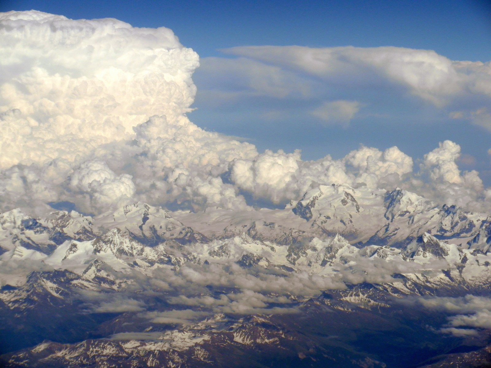 krajina, hory, kopec, nebe, sníh, mraky, Samsung, modrý, horizont, atmosféra, Francie, Evropa, Alpy, červen, odpoledne, mount scenérie, vrcholek, hřbet, 2012, mrak, hora, vysoký, Pohled, Páni, divoký, letecký, instantfave, během dne, vysočina, počítač tapeta, Atmosféra Země, horských reliéf, letecké snímkování, pohoří, ledová landform, meteorologický jev, klesl, kupa, jev, vysoko, Francouzské Alpy, místo u okna, wb690