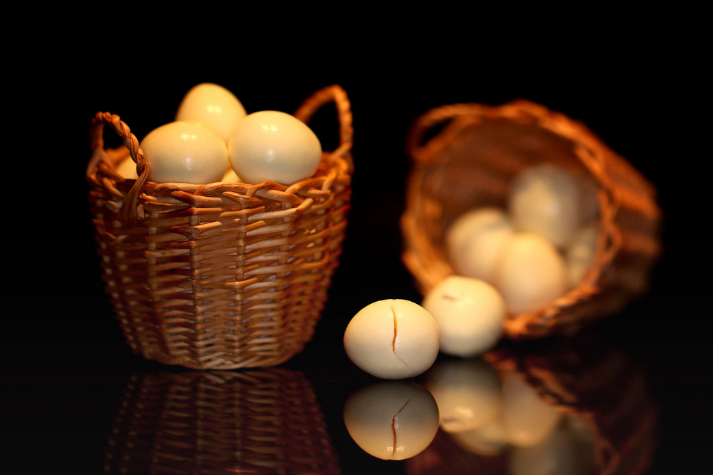 macromondaysegg, vejce, vajíčka, košíky, blackbackground, odrazy, makro, miniaturní