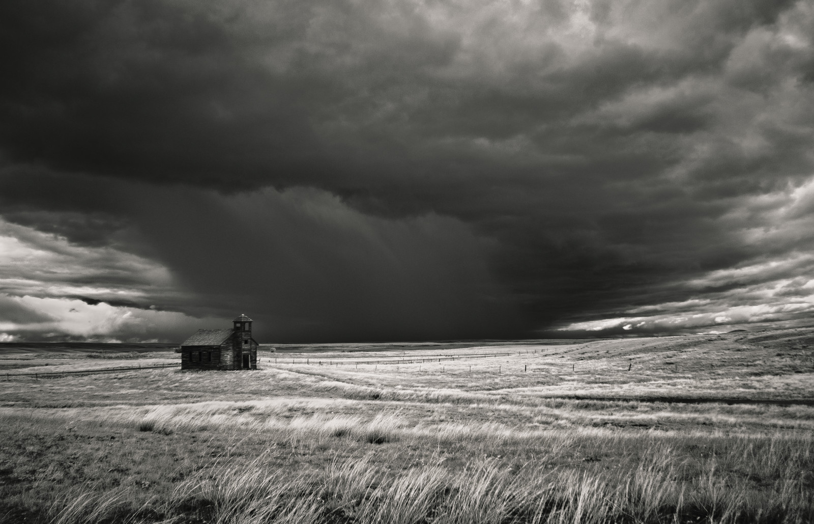 slunečnímu záření, krajina, černobílý, opuštěný, nebe, strašidelný, fotografování, bouřka, vítr, horizont, město, atmosféra, pláně, izolace, duch, kostel, sprcha, jaro, Infračervený, Montana, pustý, Černý a bílý, mrak, strom, počasí, osamělý, bouřka, prostý, prérie, počítač tapeta, Černý a bílý, monochromatické fotografování, meteorologický jev, kupa, jev, město duchů, ekoregion, cottonwoodchurch, stock photography