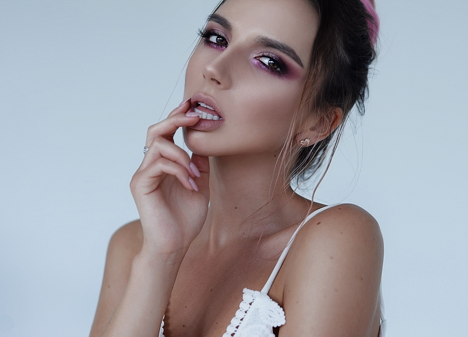 femmes, visage, portrait, Doigt sur les lèv, Fond simple, Anzhelika Kitsiuk