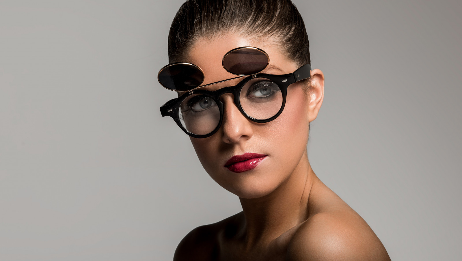 tvář, ženy, model, portrét, ženy s brýlemi, sluneční brýle, brýle, knír, nos, hlava, krása, oko, účes, módní doplněk, vision care, orgán, zblízka, brýlí