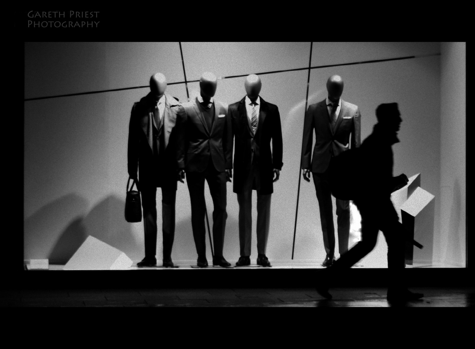 kontrast, Černá, citát, černobílý, portrét, okno, město, ulice, městský, stín, fotografování, silueta, Gentleman, nadreálný, móda, město, atmosféra, Nikon, život, Osoba, Spojené království, chůze, zajetí, kroky, zábava, Wales, tóny, Cardiff, Mannequin, Pojem, UMĚNÍ, dramatický, tajemný, scéna, prodejna, tělesné, nálada, muž, zábava, člověk, představení, fáze, tma, Zobrazit, upřímný, tvořivý, inspirace, streetportrait, moment, složení, surrealismus, momentka, hudební, experimentální, D5100, vysoký kontrast, choreografie, scifi, maketa, drama, Černý a bílý, monochromatické fotografování, Film noir, performance, múzických umění, Innercity, válka světů, hgwells, thehayes