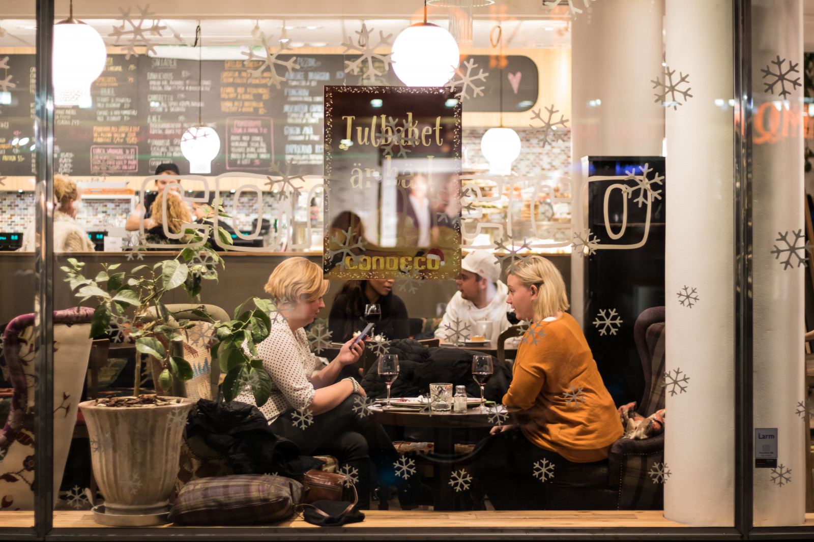 noc, Vzhled interiéru, Malmo, gatufoto, condeco, nightphotography, Natt, v noci, kavárna, exif modelu canoneos760d, geocountry, Kamera aby kánon, geocity, Model fotoaparátu canoneos760d, geostate, geolocation, exif aby kánon, exif focallength 50mm, EXIF ef50mmf18stm čočka, EXIF otvor 20, exif isospeed 640, kafe, streetphotography, nattfotografering, výkladní skříň