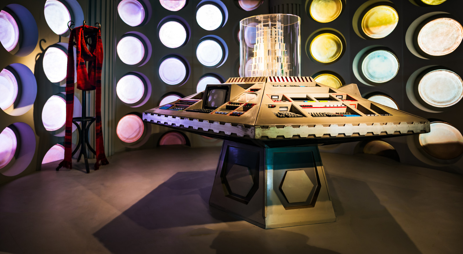 prostor, stůl, Vzhled interiéru, TARDIS, BBC, soubor, utěšit, Cardiff, světlo, osvětlení, krytý, design, show, scifi, turistická atrakce, kdo, doktor, televize, doktor kdo