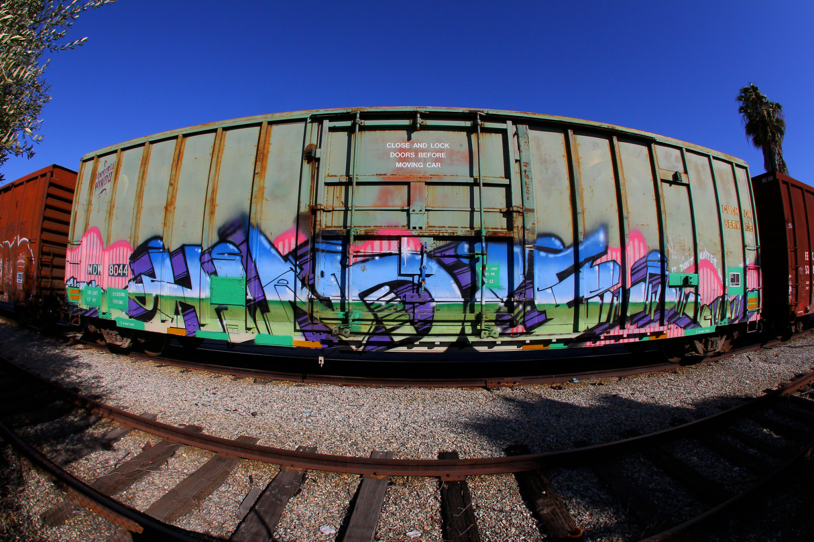 nebe, vozidlo, vlak, železnice, lavice, grafiti, kola, stopy, pouliční umění, doprava, náklad, nástěnná malba, UMĚNÍ, železnice, plocha, yard, malovat, dráha, kolejnice, náklad, railfan, stolici, veřejná doprava, železniční doprava, kolejová vozidla, železniční vůz