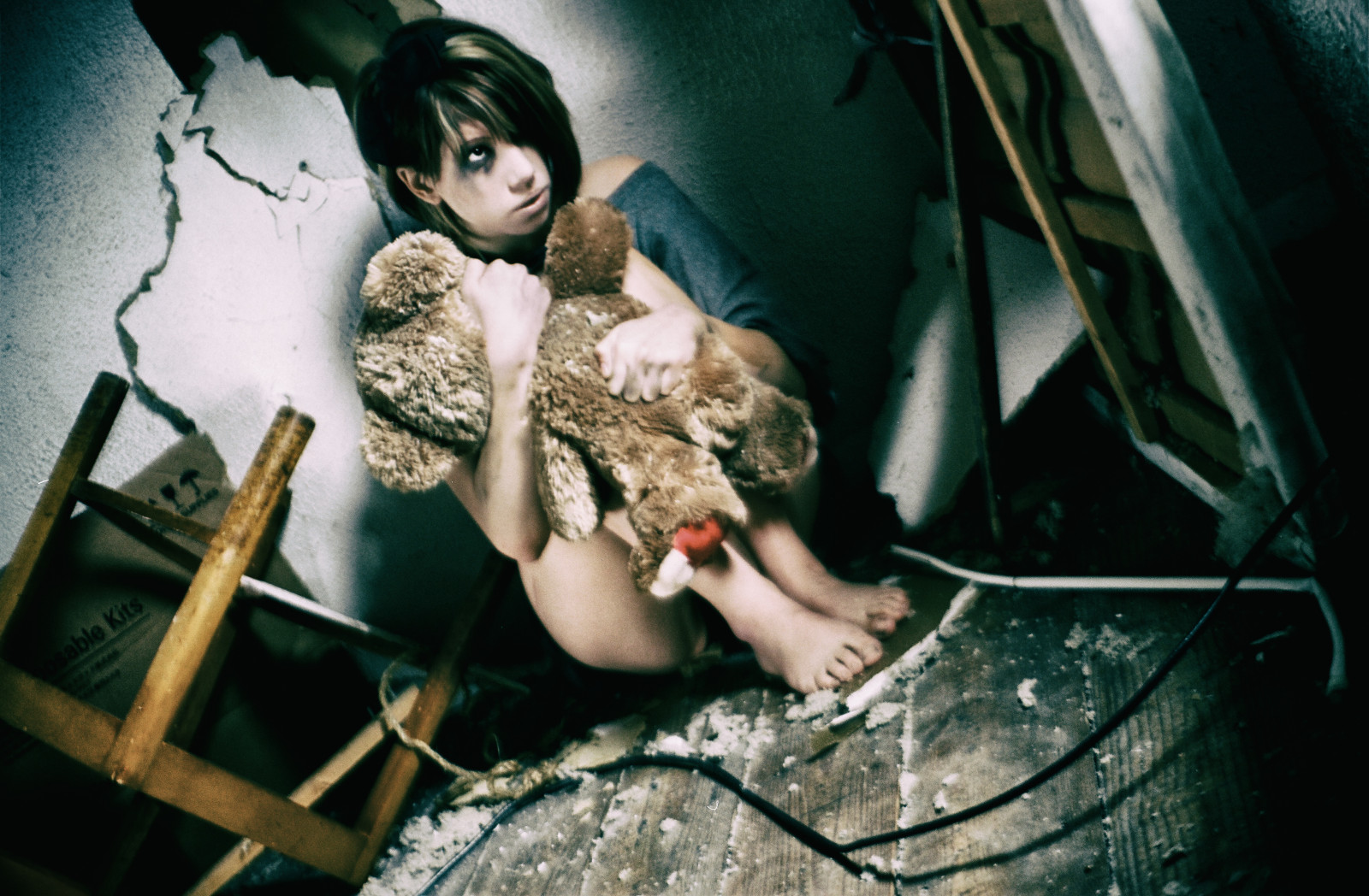 lidé, starý, ženy, portrét, temný, pokoj, místnost, opuštěný, sedící, stěna, Dům, černé vlasy, uvnitř, Grunge, sama, osamělost, špinavý, zlomený, prázdný, editoval, 35MM, fotoaparát značky kodak, kavkazský, zneužívání, zranit, finance, zoufalství, Minolta, 100, hnijící, kostrbatý, Krásná, 50mm, chudoba, dívka, krása, málo, žena, ženský, mladý, film, teddy, tma, medvěd, youngadult, Mladá žena, smyslnost, samota, nápady, jedna osoba, onewomanonly, životní styl, strach, 17, Deprese, pokles, ektar, vyděšený, vyčerpaný, zničený, ošklivost, rozpadá se na části, ustaraný, poškozený, teenagegirls, kontrasty, vyděšený, malé dívky, Homeinterior, Sullen, 700si, Alei, nehygienický, zneužívání dětí, rozrušený, proces stárnutí, Minolta50mm, Thedarkroomcom, cg artwork