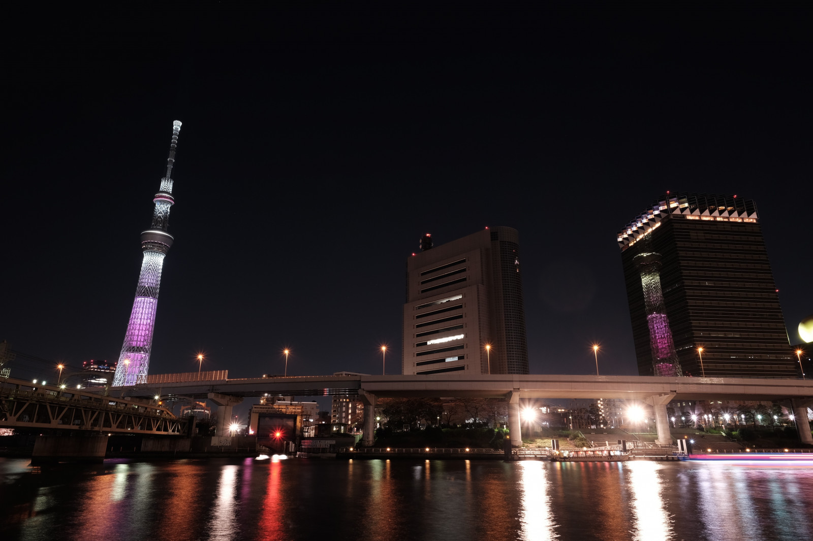 Giappone, città, paesaggio urbano, notte, architettura, riflessione, orizzonte, grattacielo, sera, ponte, crepuscolo, metropoli, Mai, Tokyo, Fujifilm, Skytree, leggero, centro, illuminato, illuminazione, oscurità, Fujinon, punto di riferimento, Tokyo Sky Tree, classicchrome, X, sumidariver, Sumidagawa, xt1, summedriver, xf14mmf28r, xf14mm, area metropolitana, insediamento umano