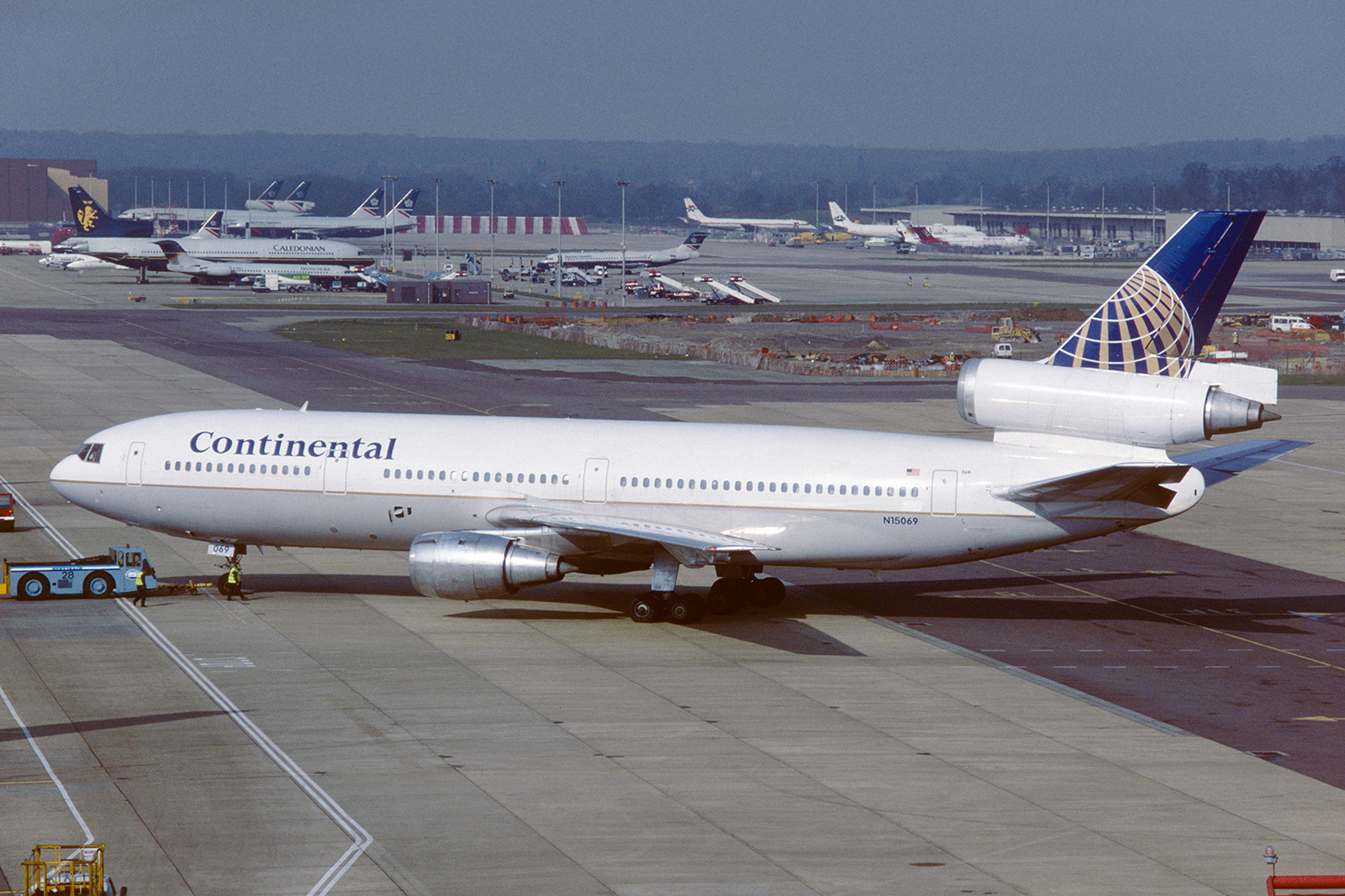 N15069, douglaska, Dc1030, DC10, continentalairlines, ko, Coa, Londýn, Gatwick, letiště, LGW, EGKK, letectví, dopravní letoun linkový, letadlo, letoun, letadlo, obraz, markp51, Nikon, Kodachrome, 64, skluzavka, film, skenovat, aviationphotography