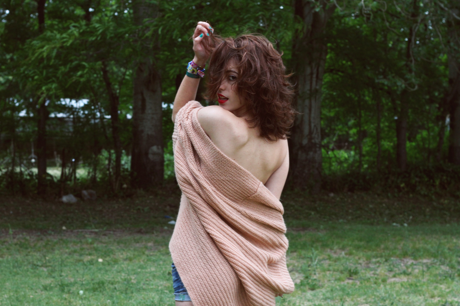 stromy, les, model, dlouhé vlasy, Červené, tráva, pole, šaty, zelená, Kánon, rty, móda, vítr, vlna, hřebíky, svetr, vysoká škola, kloub, strom, rostlina, dívka, krása, dáma, zábava, styl, cigareta, eos, střílet, rameno, zasedání, focení, kufr, edugf