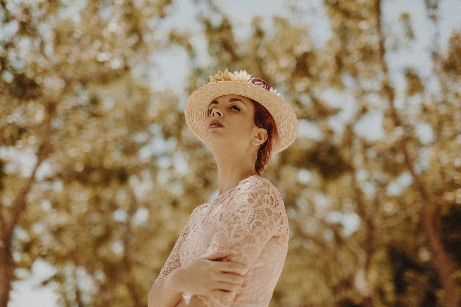 Sonnenlicht, Bäume, Frauen im Freien, Modell-, Porträt, Hut, Fotografie, Kleid, Mode, Frühling, Person, Haut, Herbst, Kind, Blume, Mädchen, Schönheit, Jahreszeit, Frau, Dame, Braut, Foto, blond, Portraitfotografie, Fotoshooting