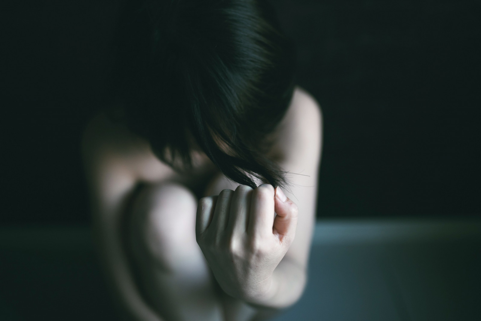 biały, czarny, kobiety, monochromia, portret, ręce, ciemny, posiedzenie, fotografia, Pięści, usta, emocja, głowa, lekki, dziewczyna, oko, dłoń, ciemność, Sens, organ, ścieśniać, interakcja