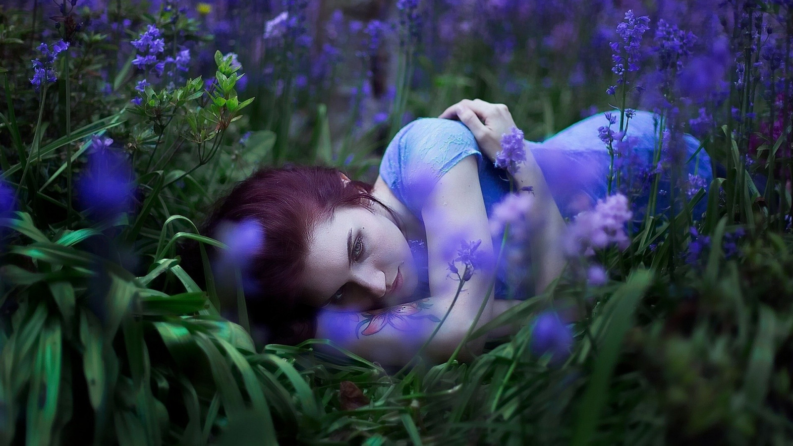 ženy venku, ženy, ryšavý, model, hloubka pole, květiny, odvrátila, dlouhé vlasy, Příroda, modré šaty, tráva, pole, nachový, tetování, zelená, modrý, květ, ležel na boku, Duhovka, květ, rostlina, oko, flóra, louka, divoká rostlina, zálesí, suchozemská rostlina, kvetoucí rostlina, makro fotografie, iris rodina