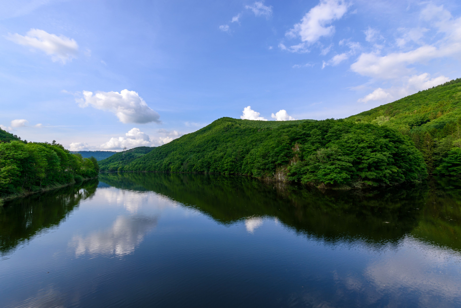 landskab, bakke, sø, vand, natur, afspejling, græs, himmel, flod, Dam, Sky, træ, bjerg, eng, reservoir, tarn, highland, loch, bjergrige landskabsformer, krop af vand, bjergkæde
