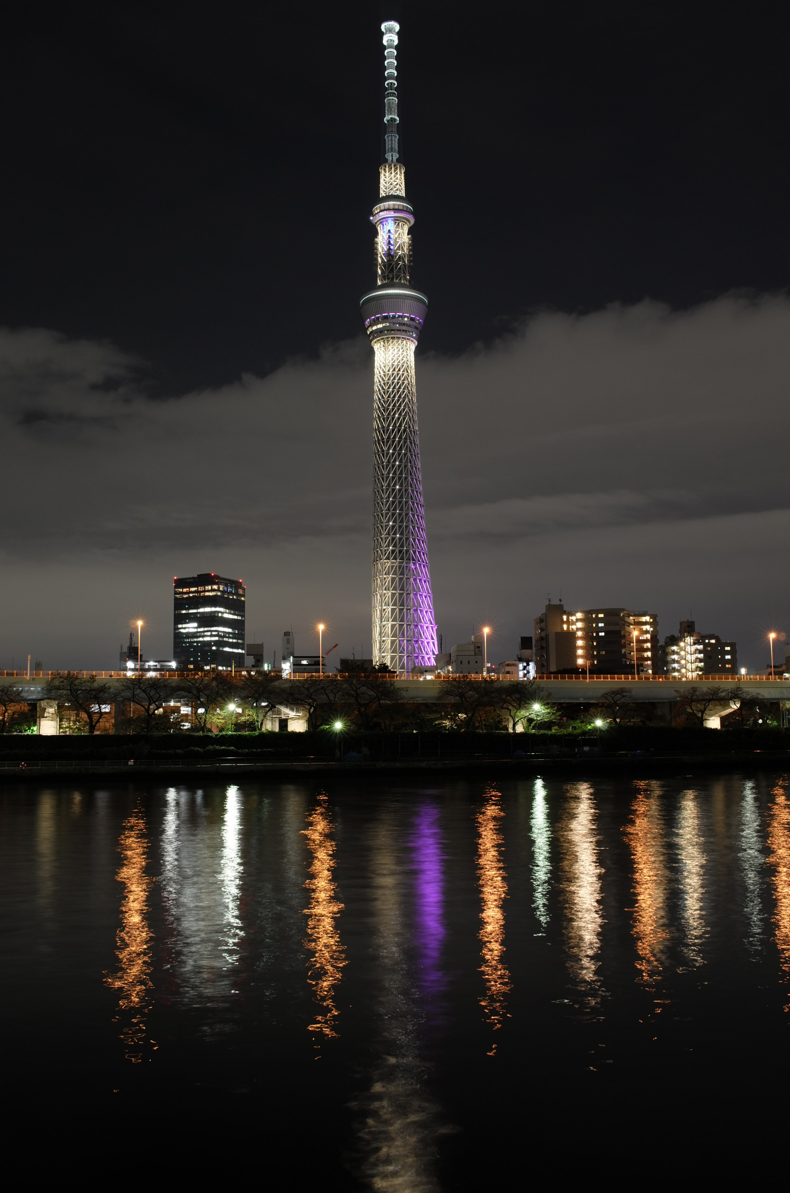Japan, by, bybilledet, nat, arkitektur, afspejling, skyline, skyskraber, aften, tårn, horisont, skumring, Leica, Tokyo, Jp, Skytree, lys, Sky, overskyet, belyst, belysning, CC, mørke, t, milepæl, Tokyo Skytree, Miyabi, leicat, Summicron, kreative fællesheder, summicron235, 235, atmosfære af jord, menneskelig bosættelse