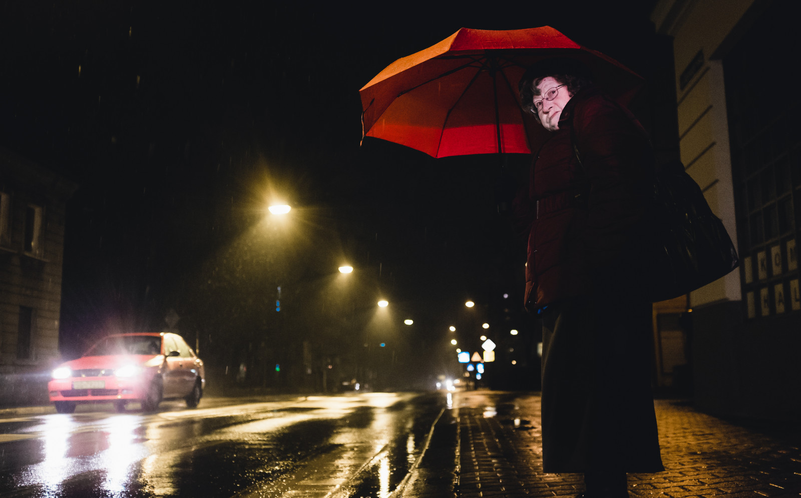 světla, pouliční osvětlení, lidé, starý, temný, město, ulice, noc, auto, městský, Červené, nebe, déšť, deštník, večer, svítilna, Světlomety, stojící, Polsko, Osoba, POV, perspektivní, půlnoc, Fujifilm, úhel, Gliwice, světlo, počasí, deštivý, žena, osvětlení, dáma, dívej se, pohled, fuji, tma, streetphotography, lampy, 365, x100, x100t, upřímný, candidphotography, hledět, polska, starší, vydržet, 365project, svítidlo, jev, marcinbaran, Vol