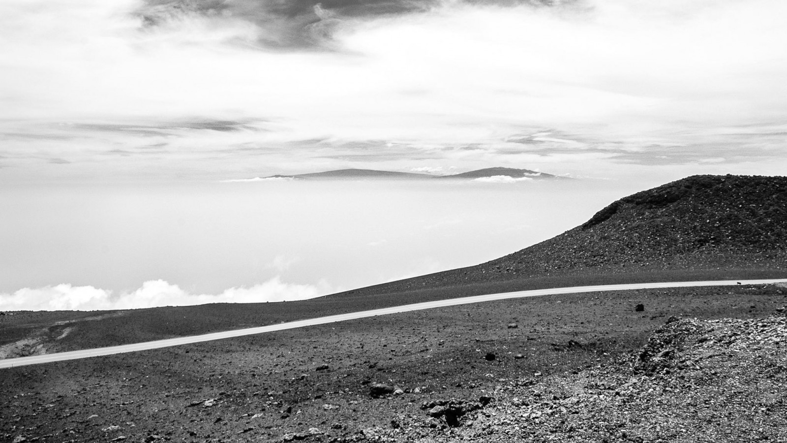 krajina, černobílý, moře, kopec, Příroda, sníh, fotografování, mraky, mlha, pobřeží, horizont, mrak, hora, vlna, 2048x1152 px, jezero, atmosférický jev, Černý a bílý, monochromatické fotografování, horských reliéf, landform, geografický rys