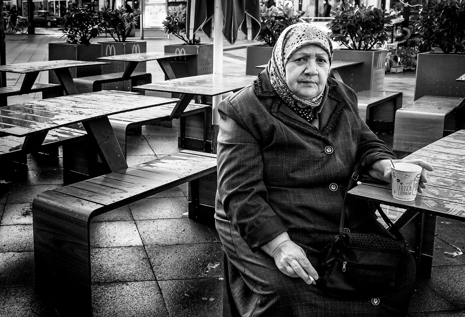 Černý a bílý, tělesné, ricoh, ricohgr, streetphotography, urbanphotography, upřímný, ulice, výstřel, obraz, fotografie, lidé, černobílý, město, město, žena, dáma, čelenka, šátek na hlavu, káva, cigareta, oční kontakt, detailní, lavice, Sedadlo, stůl, venku, zonefocus, zonefocusing, snapfocus, pointshoot, mistergc, Schwarzweiss, strassenfotografie, Hannover, Niedersachsen, lowersaxony, Německo, deutschland, Evropa