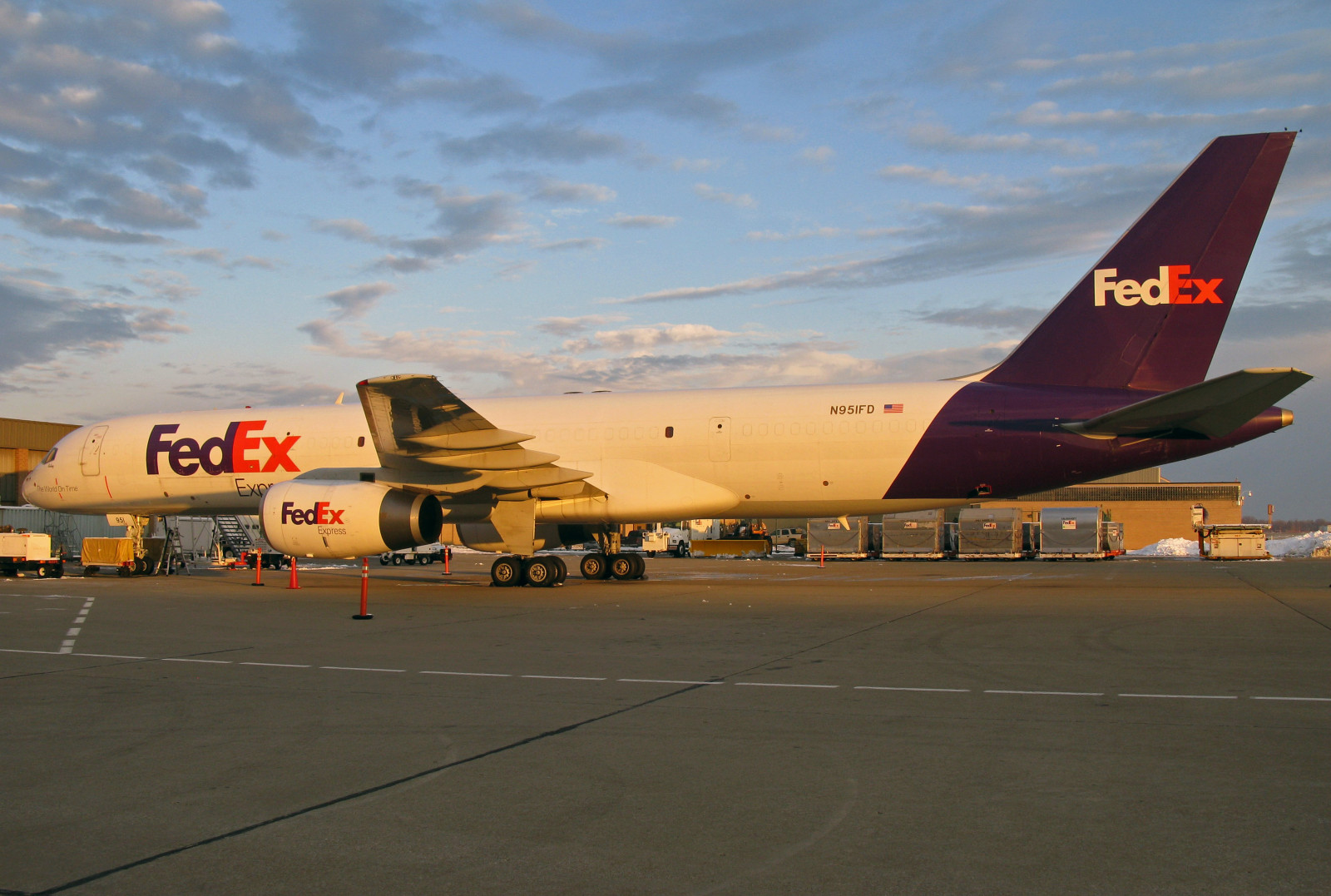 vozidlo, letoun, letadlo, svítání, Boeing, Boeing 777, vojenská letadla, Fedex, Boeing 747, letectvo, nákladní loď, Vzlétnout, letectví, letecká linka, Atmosféra Země, dopravní letoun linkový, proudová letadla, širokým trupem letadla, Boeing 767, alltypesoftransport, 757, British Airways, fedexexpress, georgem757, kcle, 757236, n951fd