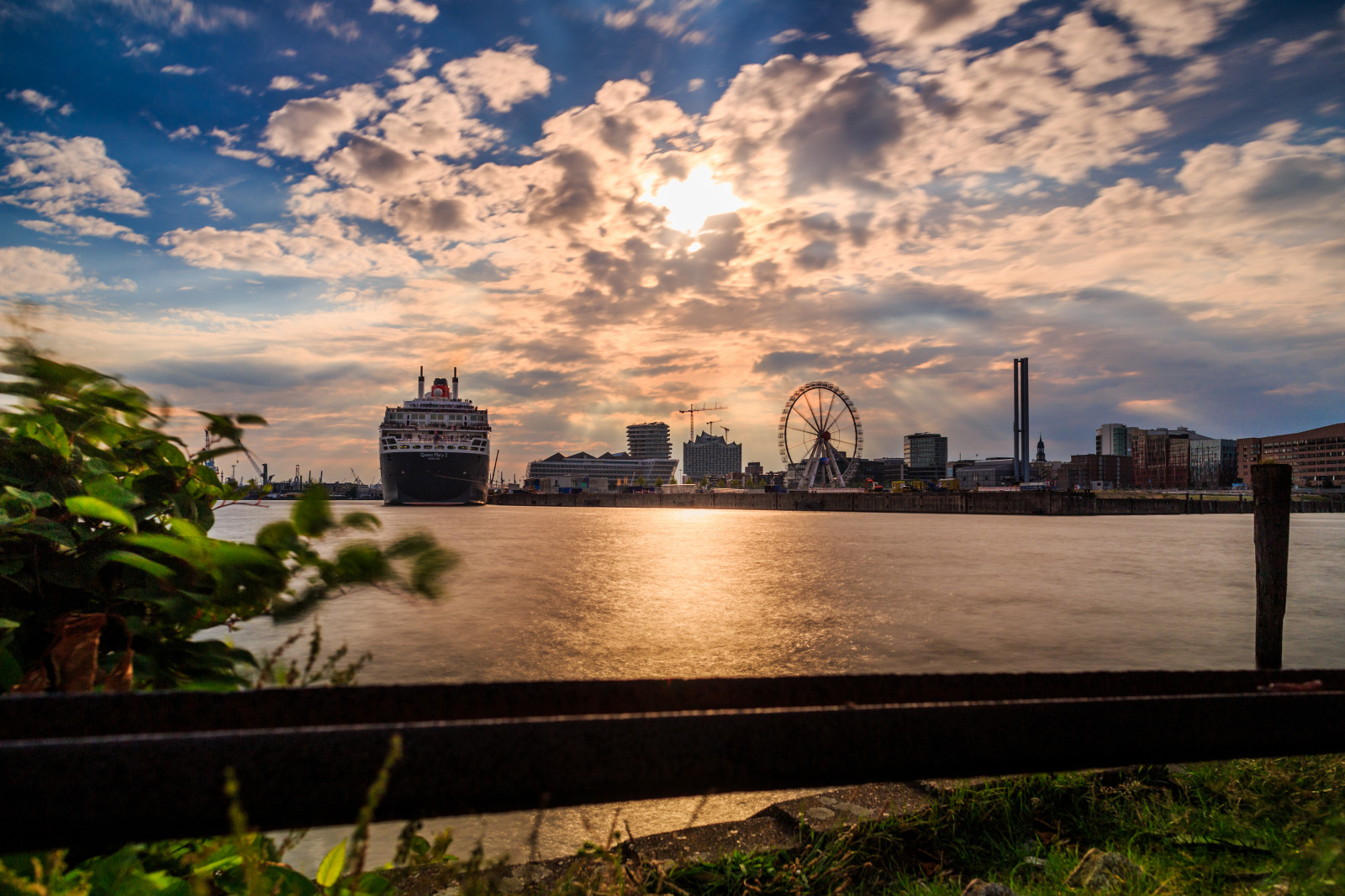 sollys, skib, solnedgang, hav, by, bybilledet, Bugt, afspejling, himmel, solopgang, skyline, aften, morgen, Tyskland, tårn, kyst, flod, horisont, skumring, Hamborg, Elbe, Sky, daggry, deutschland, Schiff, milepæl, fluss, krydstogtskib, menneskelig bosættelse, hafen, HafenCity, QM2, queenmary2, kreuzfahrtschiff
