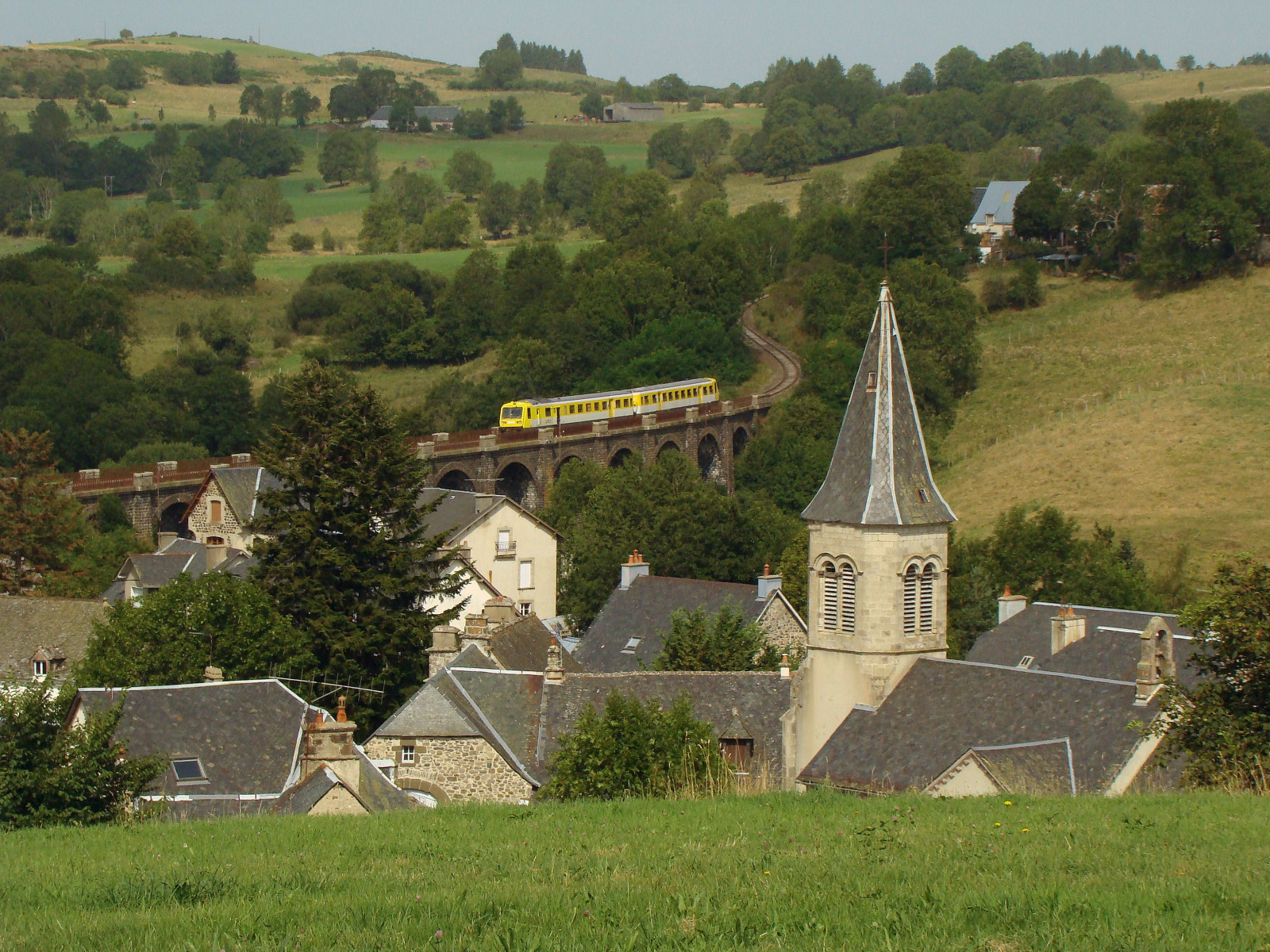 krajina, kopec, tráva, nebe, Dům, vesnice, trojúhelník, chalupa, zámek, majetek, strom, rostlina, du, venkov, Cantal, Rgp, Cfha, Rgp1, X2700