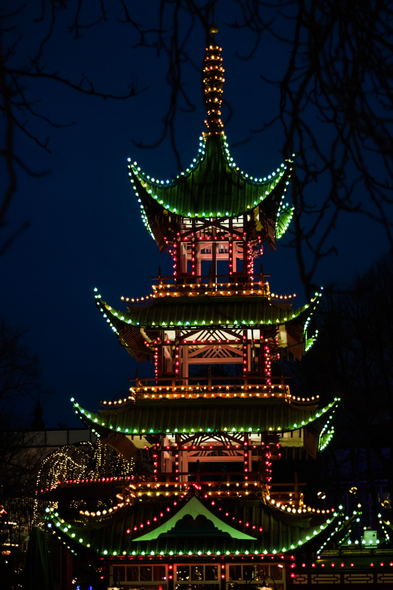 noc, věž, Vánoční strom, Vánoce, Vánoční osvětlení, Dánsko, strom, Vánoce, července, Danmark, nightphotography, Tivoli, Natt, exif modelu canoneos760d, geocountry, Kamera aby kánon, geocity, Model fotoaparátu canoneos760d, geostate, geolocation, exif aby kánon, exif isospeed 1600, exif focallength 50mm, EXIF ef50mmf18stm čočka, EXIF otvor 18, kopenhavn, k penhamncopenhagen, výzdoba, vánoční dekorace