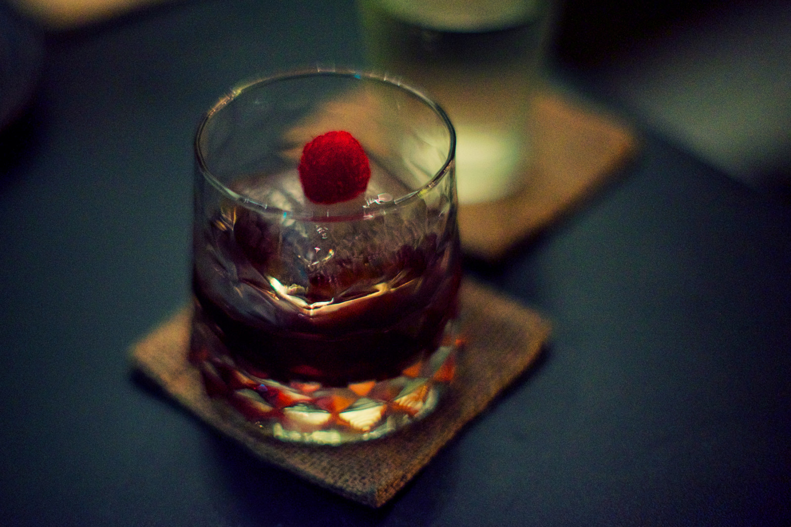 noc, Singapore, led, večer, napít se, sklenka, Nikon, bar, Gin, 12, hala, F12, 50mm, náladový, bobule, D810, koktejl, Singapurská, destilát, likér, alkoholický nápoj, ais, staromódní, nikkor50mmf12ais, Negroni, Nikon50mmf12ais, Germangin, black russian