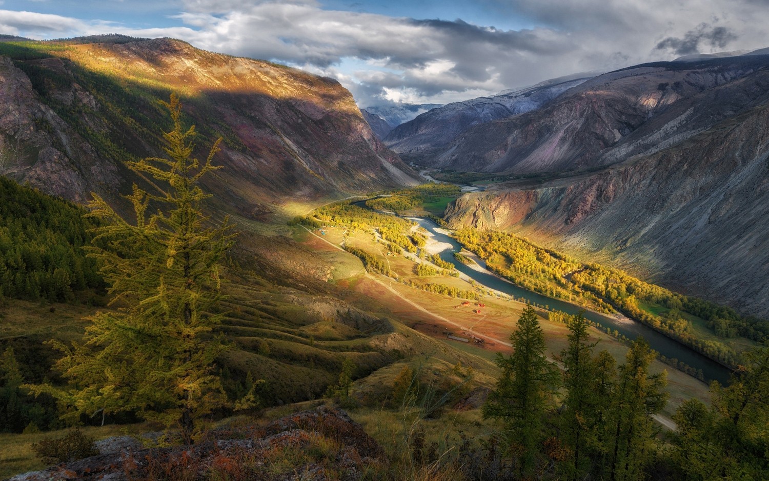peisaj, pădure, munţi, deal, lac, natură, nori, dimineaţă, râu, vară, fiord, vale, treci de munte, pustie, Alpi, platou, creastă, nor, toamnă, Munte, ținut muntos, lac, fenomen atmosferic, forme de relief muntoase, landform, caracteristică geografică, fotografii aeriene, șir de munți, căzut