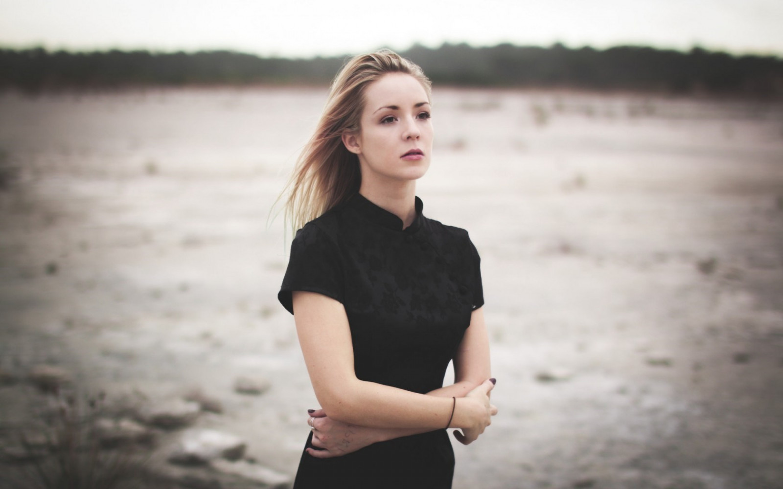 Weiß, schwarz, Frauen im Freien, Frau, Modell-, Porträt, blond, Fotografie, Kleid, Mode, Emotion, Frühling, Person, Haut, Amy Haslehurst, Mädchen, Schönheit, Frau, Dame, Foto, Bild, Menschliche Positionen, Portraitfotografie, Fotoshooting