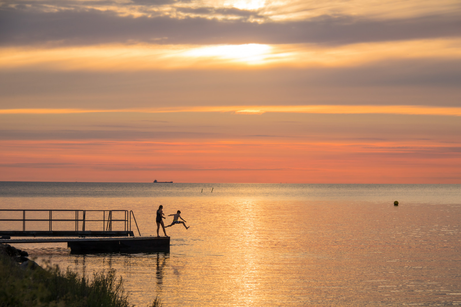 lidé, západ slunce, moře, záliv, voda, pobřeží, nebe, silueta, pláž, svítání, večer, ráno, pobřeží, horizont, soumrak, mrak, svítání, oceán, solnedg ng, siluett, hav, moln, m nniska, Skan r, exif modelu canoneos760d, geocountry, Kamera aby kánon, geocity, Model fotoaparátu canoneos760d, geostate, geolocation, EXIF čočka efs18200mmf3556is, exif aby kánon, EXIF isospeed 100, EXIF otvor 71, exif focallength 80mm, himmal, odlesk, tělo z vody