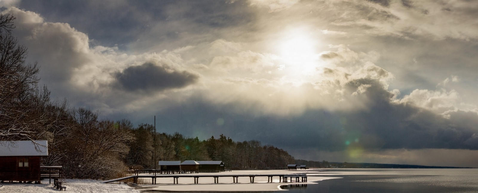 slunečnímu záření, stromy, krajina, západ slunce, jezero, Příroda, odraz, nebe, sníh, zima, mraky, bouřka, večer, ráno, Německo, mlha, atmosféra, chata, dok, soumrak, mrak, počasí, svítání, atmosférický jev, Atmosféra Země, meteorologický jev, 1901x770 px