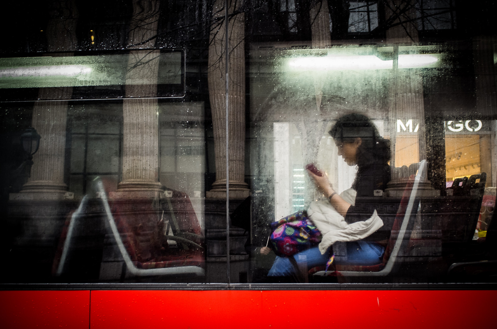 okno, ulice, noc, Červené, světlo, autobus, dívka, barva, zábava, fuji, tma, streetphotography, x100, momentka, výkladní skříň, jontxufernandez, basquestreetphotography, bilbaostreetphotography, streetbilbao, human behavior