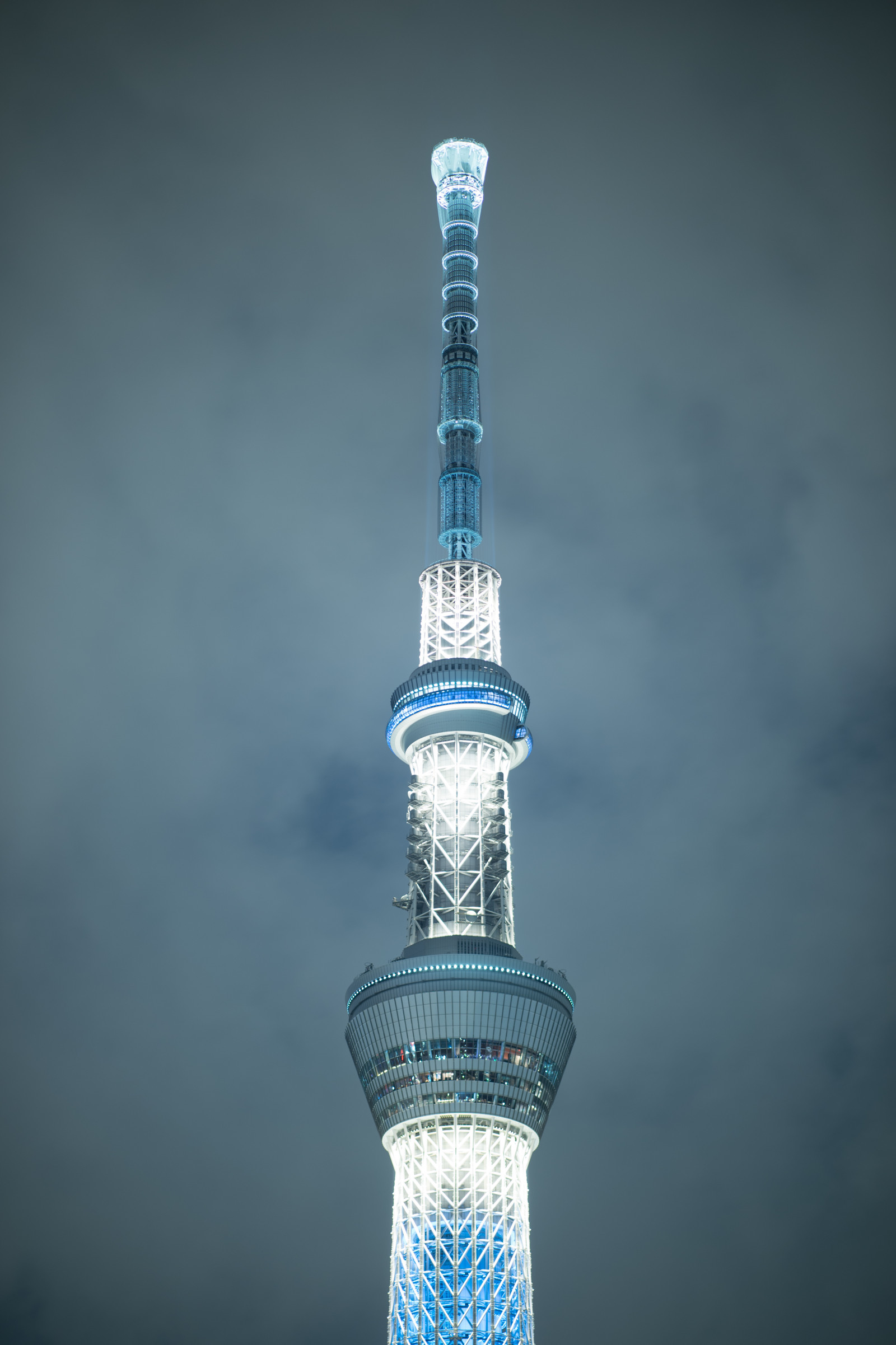 Japonsko, noc, architektura, voda, odraz, mrakodrap, modrý, věž, Nikon, Tokio, jp, Skytree, světlo, NIKKOR, osvětlené, osvětlení, osvětlení, iki, mezník, Tokyo Sky Tree, afs105mmf14eed, afsnikkor105mmf14eed, df, Atmosféra Země