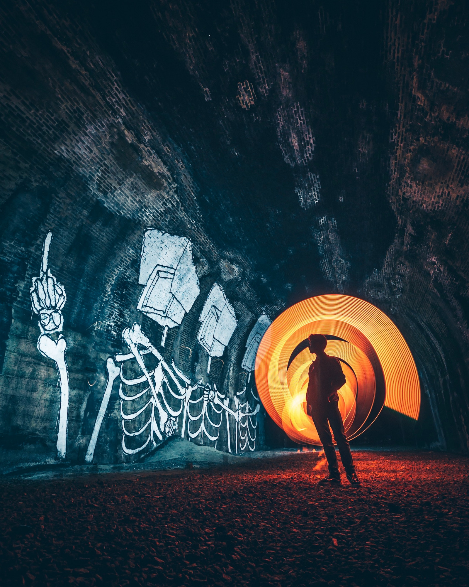 Simon Zhu, podzemí, grafiti, městský, tunel, kostra, light painting, urbex, noc, noční scéna