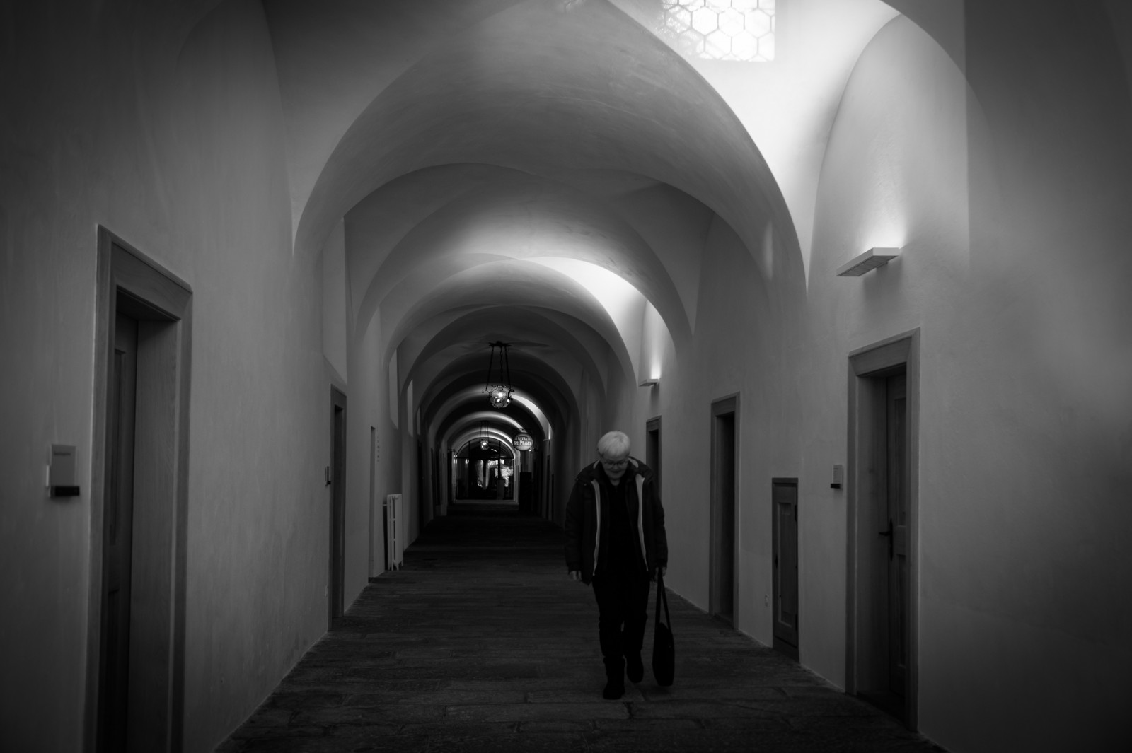 bílý, Černá, černobílý, ulice, architektura, nebe, fotografování, symetrie, vesnice, Švýcarsko, oblouk, pasáž, infrastruktura, úhel, světlo, centrum, tělesné, alej, fuji, tma, SW, Schweiz, momentka, suisse, Černý a bílý, monochromatické fotografování, fujixpro2, kurtessler, Gräub nden, svizzeria, fufixt1, Disentis, klosterdisentis