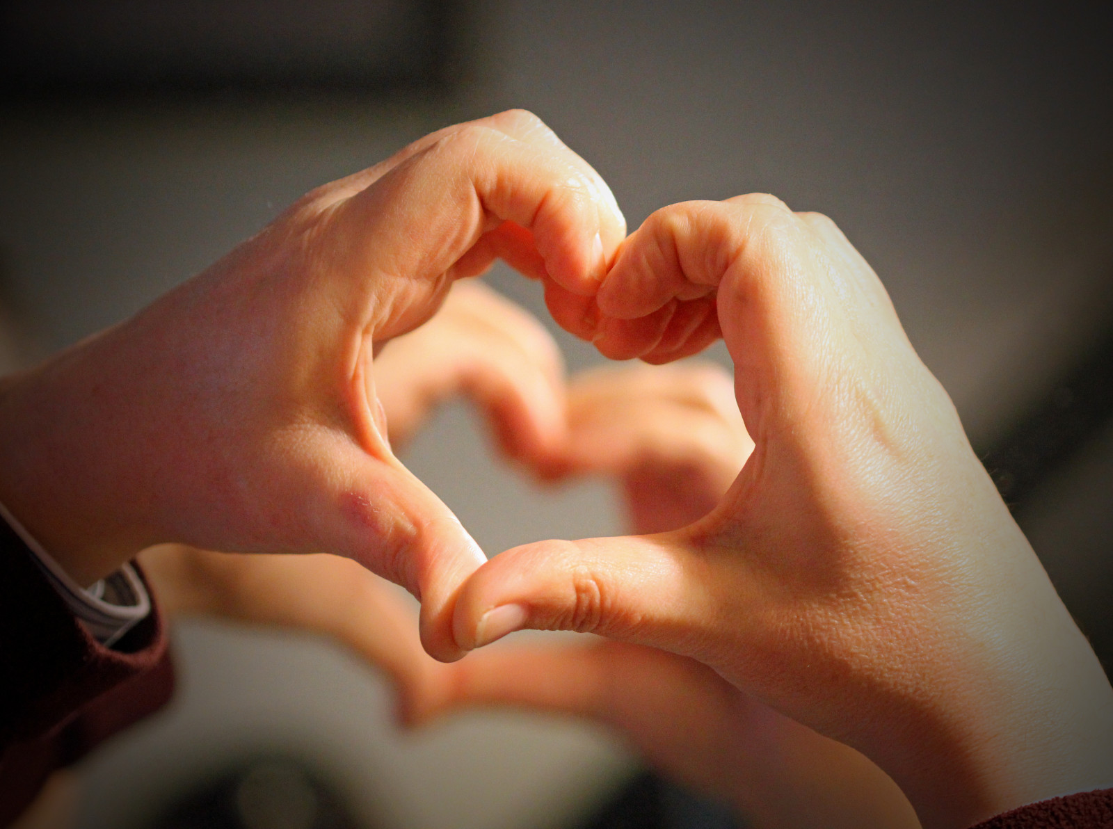 ruce, milovat, srdce, odraz, zrcadlo, ruka, nehet, prst, paže, orgán, zblízka, palec, manžel, smileonsunday, hand modelu, lovelyhearts